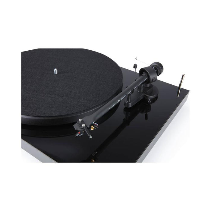 Pro-Ject DEBUT III PHONO SB BT | Table tournante - Bluetooth - Châssis MDF - Housse anti-poussière - Noir Piano-Sonxplus Drummondville